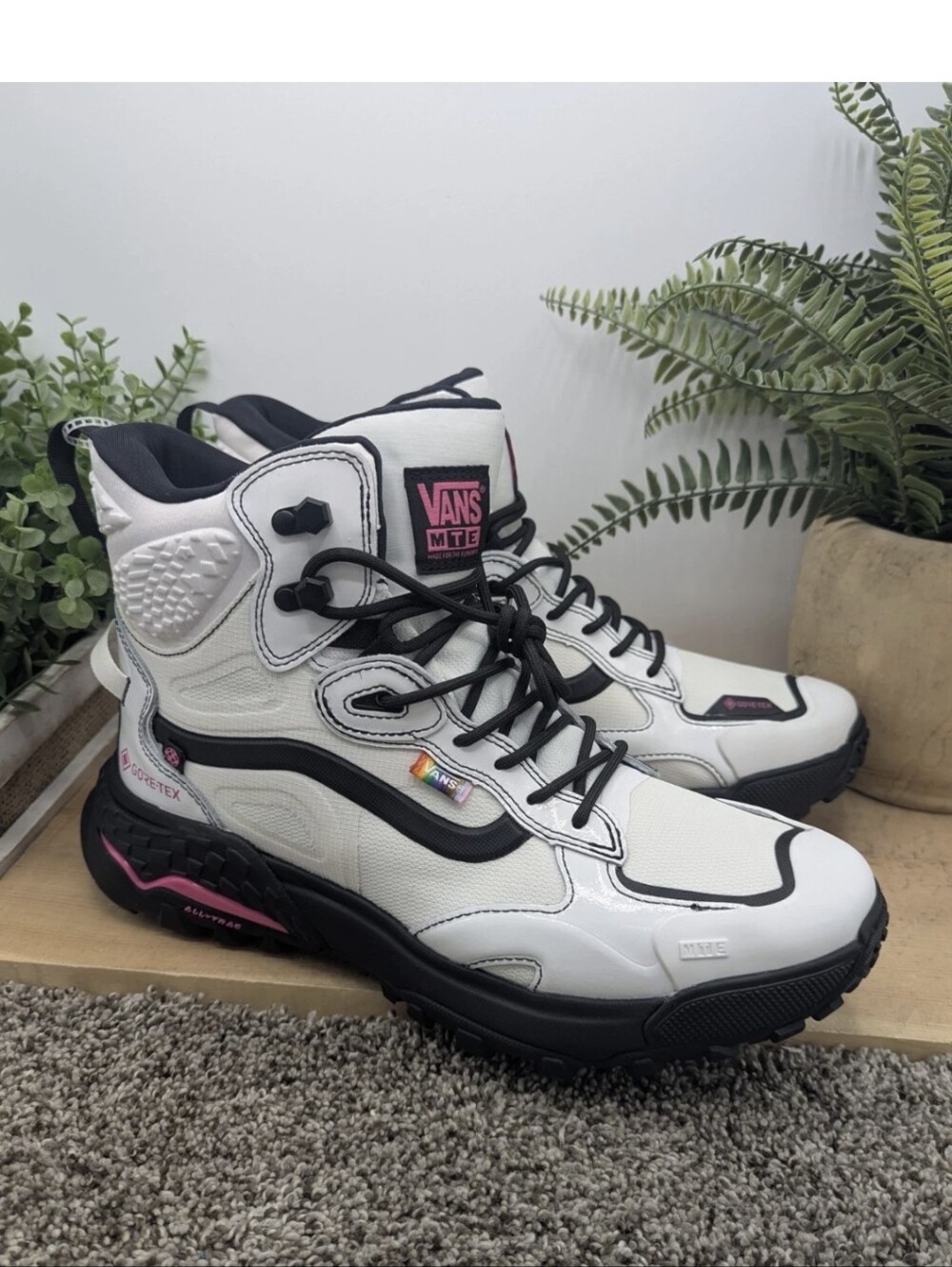 VANS Crestline GORE-TEX MTE White Mens Size 10.5 Boots Wms's Size 12 $230 Retail
